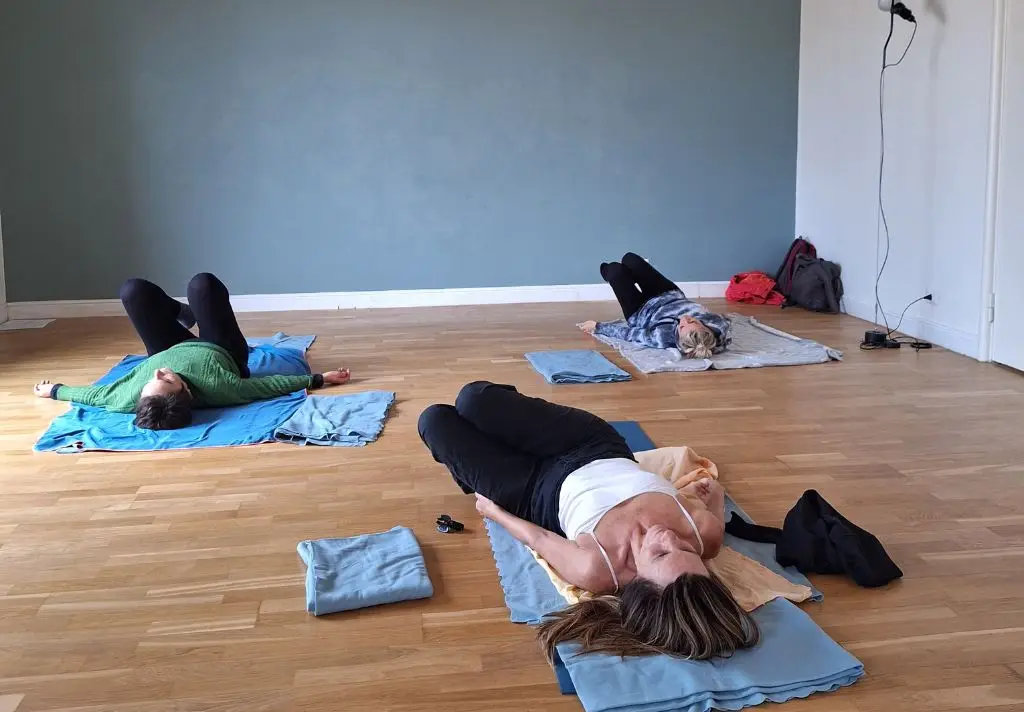 Gruppo di persone in lezione Feldenkrais sul pavimento pelvico