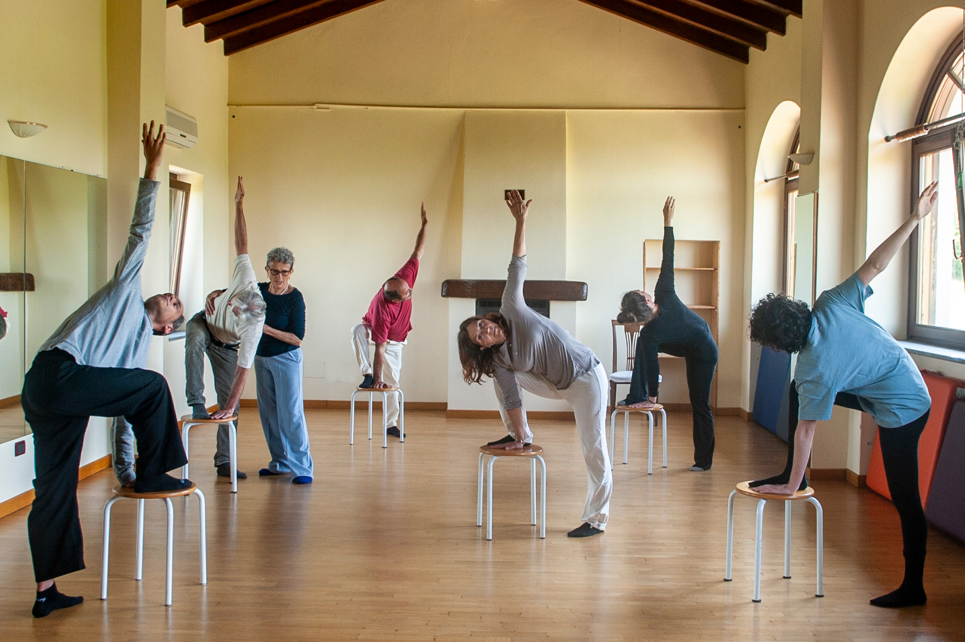 Gruppo di persone in lezione Feldenkrais